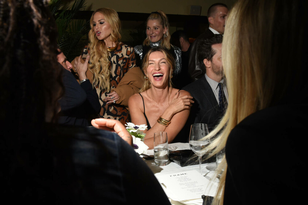 Gisele Bündchen, în formă excepțională la câteva luni după naștere. Cum a fost fotografiată în timpul unor filmări. FOTO - Imaginea 17