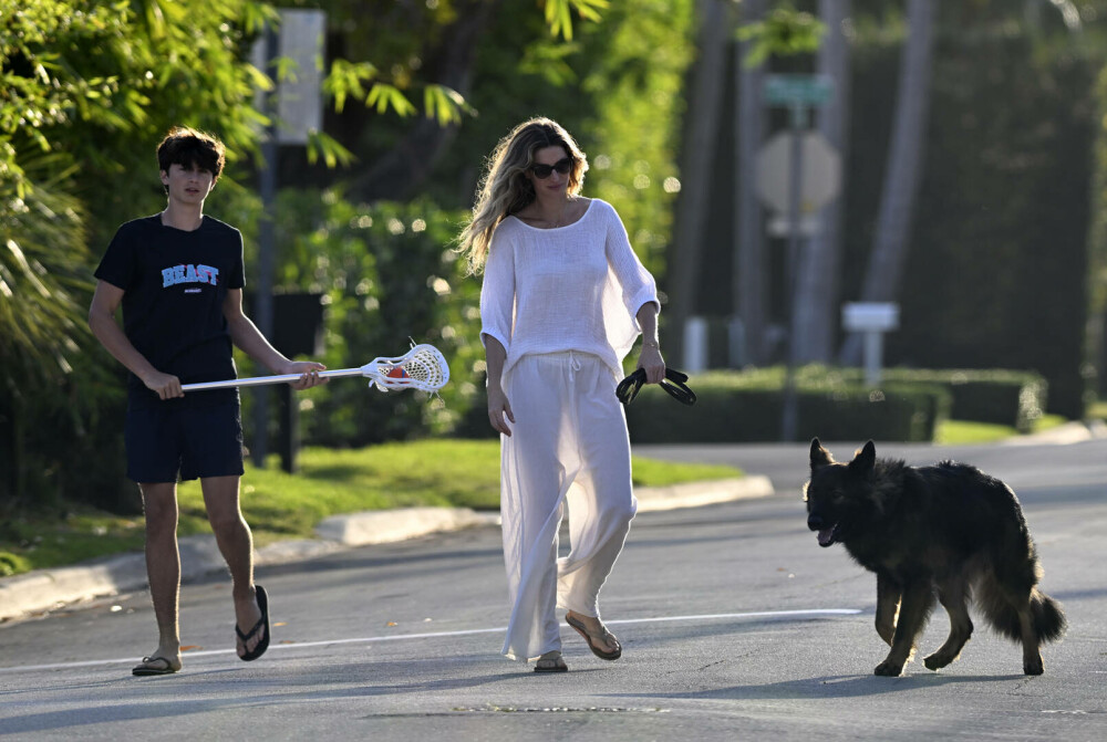 Gisele Bündchen, în formă excepțională la câteva luni după naștere. Cum a fost fotografiată în timpul unor filmări. FOTO - Imaginea 21