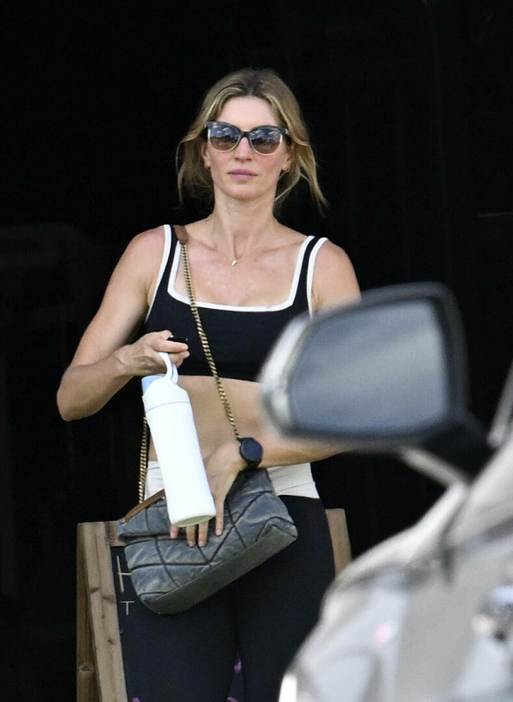 Gisele Bündchen, în formă excepțională la câteva luni după naștere. Cum a fost fotografiată în timpul unor filmări. FOTO - Imaginea 33