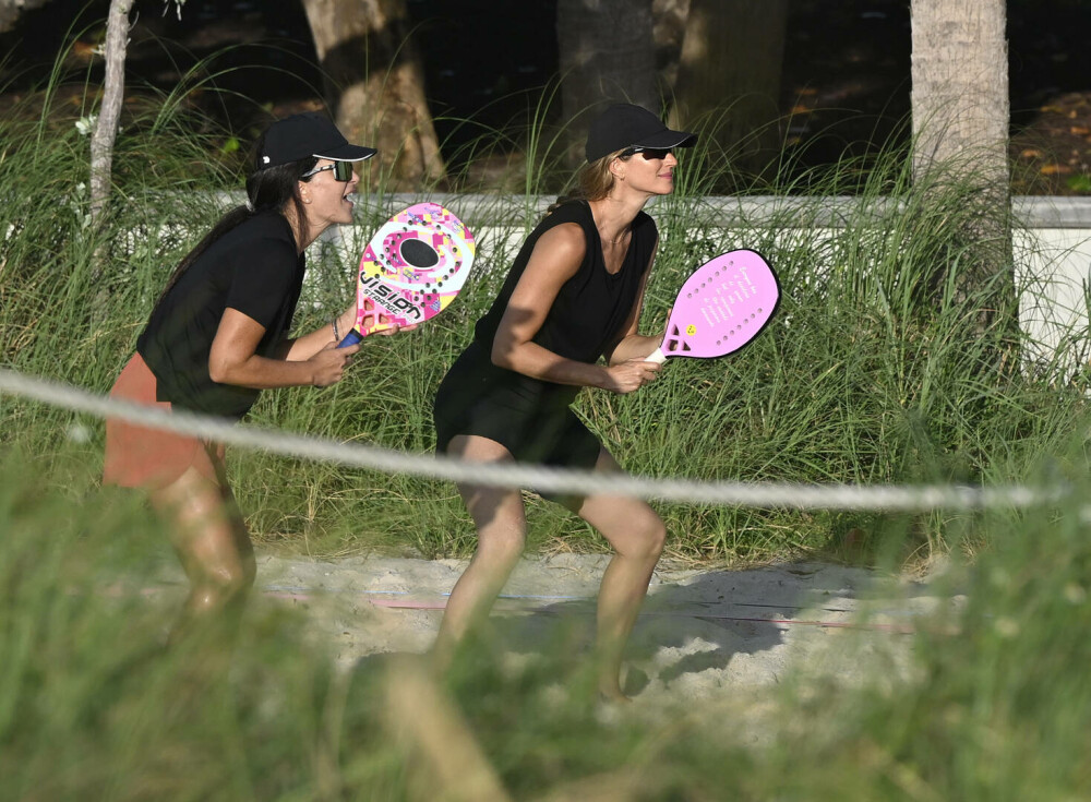 Gisele Bündchen, în formă excepțională la câteva luni după naștere. Cum a fost fotografiată în timpul unor filmări. FOTO - Imaginea 34