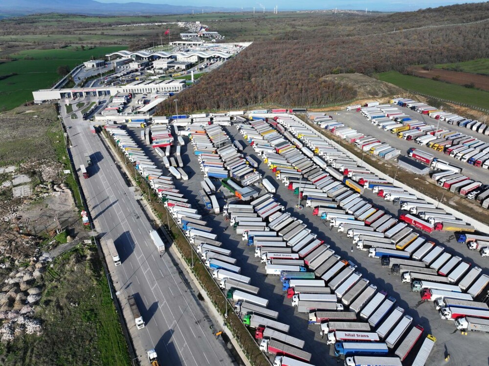 Fermierii au închis Creta. Mii de camioane au blocat insula. Protestatarii au atacat polițiștii cu pietre | FOTO - Imaginea 1