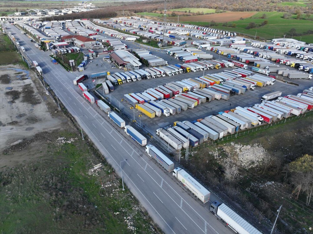 Fermierii au închis Creta. Mii de camioane au blocat insula. Protestatarii au atacat polițiștii cu pietre | FOTO - Imaginea 2