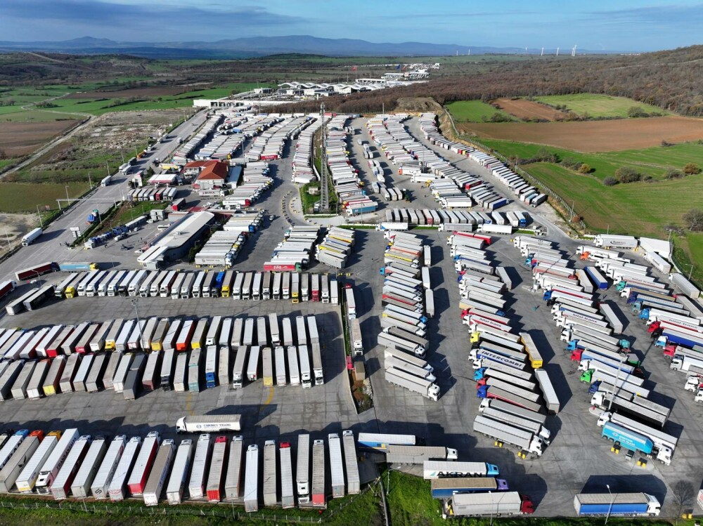 Fermierii au închis Creta. Mii de camioane au blocat insula. Protestatarii au atacat polițiștii cu pietre | FOTO - Imaginea 3