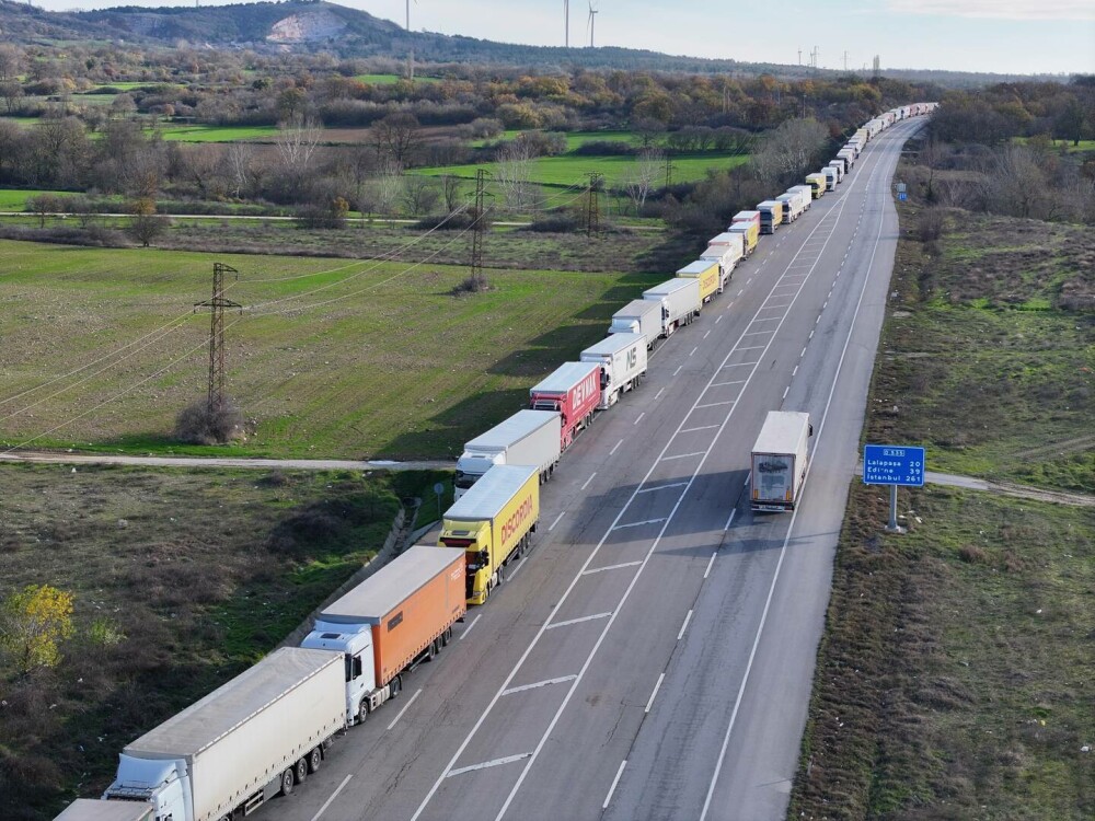 Fermierii au închis Creta. Mii de camioane au blocat insula. Protestatarii au atacat polițiștii cu pietre | FOTO - Imaginea 4