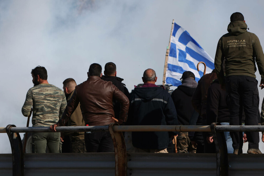Fermierii au închis Creta. Mii de camioane au blocat insula. Protestatarii au atacat polițiștii cu pietre | FOTO - Imaginea 5
