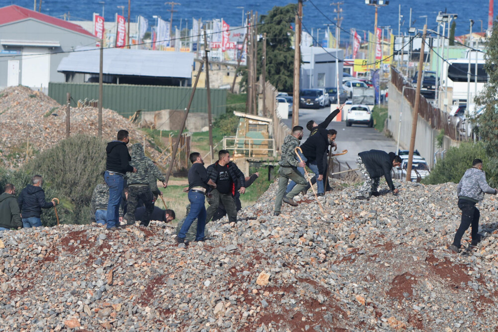 Fermierii au închis Creta. Mii de camioane au blocat insula. Protestatarii au atacat polițiștii cu pietre | FOTO - Imaginea 6