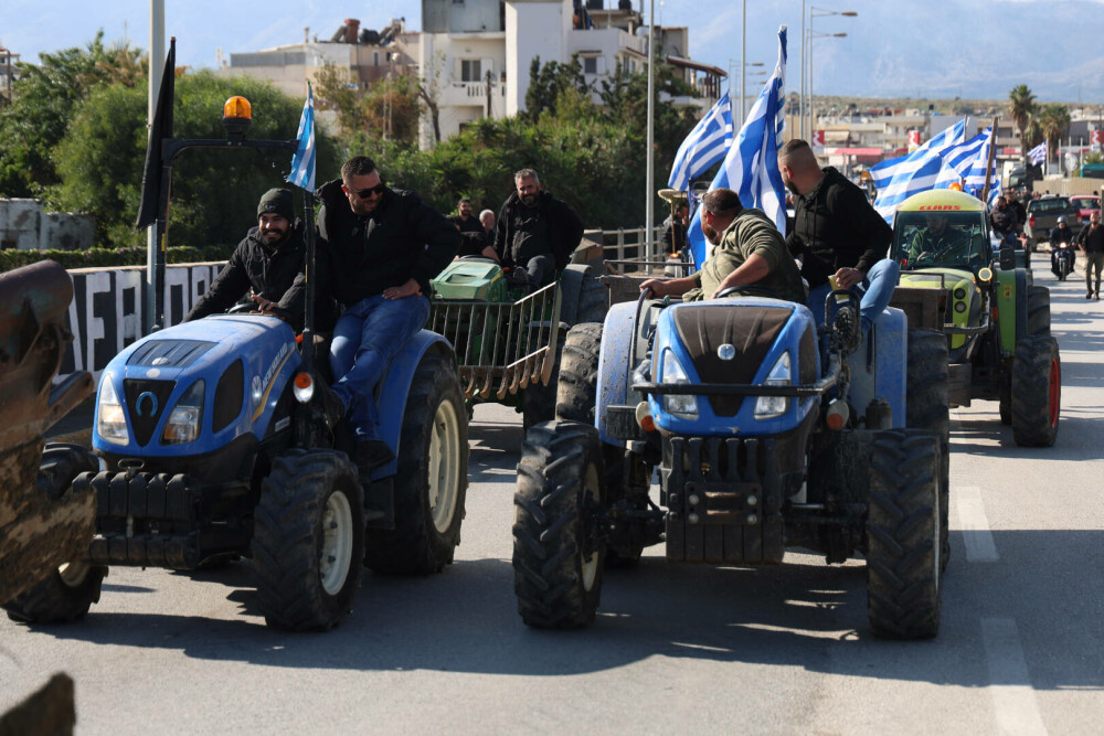 Fermierii au închis Creta. Mii de camioane au blocat insula. Protestatarii au atacat polițiștii cu pietre | FOTO - Imaginea 7