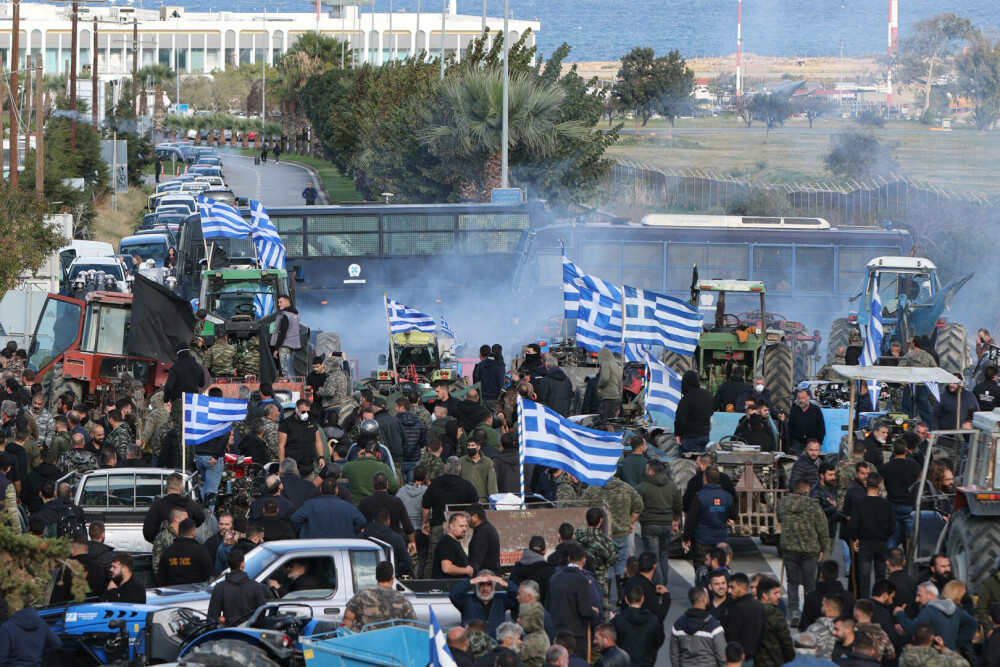 Fermierii au închis Creta. Mii de camioane au blocat insula. Protestatarii au atacat polițiștii cu pietre | FOTO - Imaginea 8