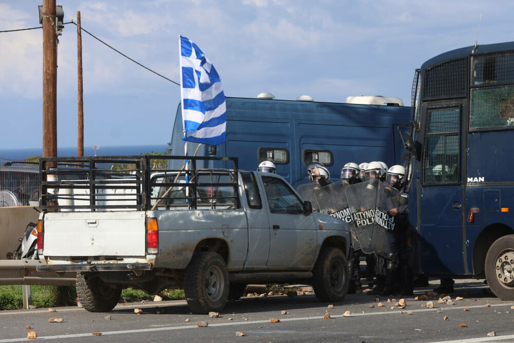 Fermierii au închis Creta. Mii de camioane au blocat insula. Protestatarii au atacat polițiștii cu pietre | FOTO - Imaginea 9