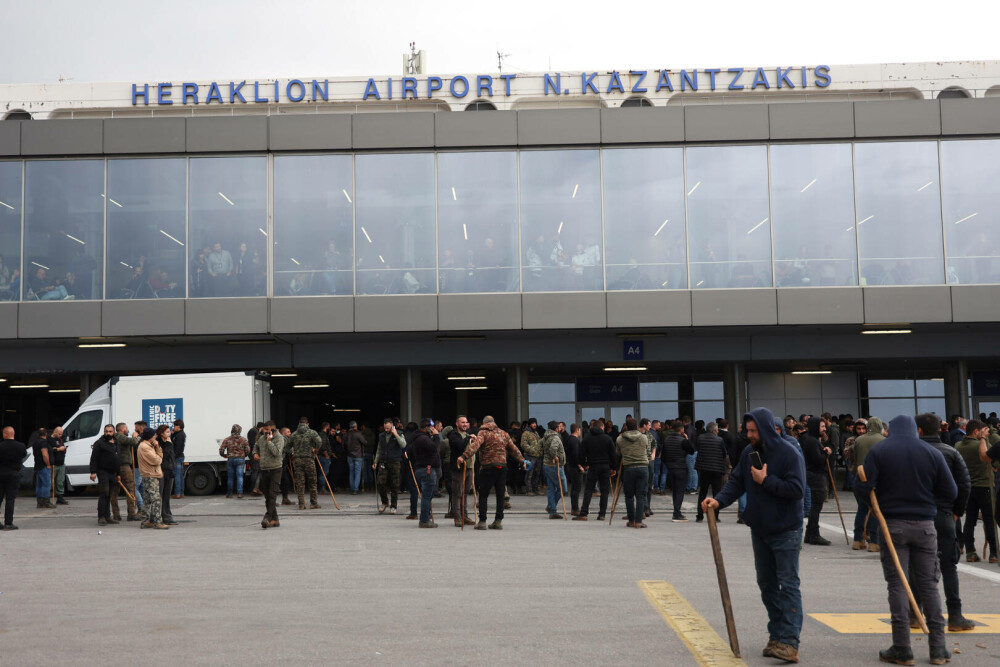 Fermierii au închis Creta. Mii de camioane au blocat insula. Protestatarii au atacat polițiștii cu pietre | FOTO - Imaginea 11