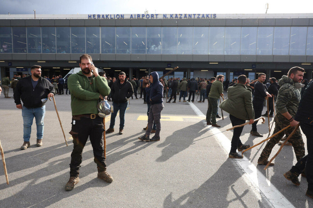 Fermierii au închis Creta. Mii de camioane au blocat insula. Protestatarii au atacat polițiștii cu pietre | FOTO - Imaginea 12
