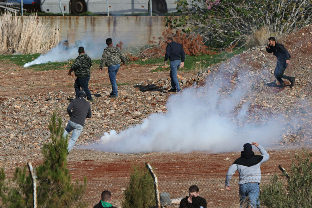 Fermierii au închis Creta. Mii de camioane au blocat insula. Protestatarii au atacat polițiștii cu pietre | FOTO - Imaginea 13