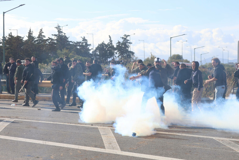 Fermierii au închis Creta. Mii de camioane au blocat insula. Protestatarii au atacat polițiștii cu pietre | FOTO - Imaginea 14
