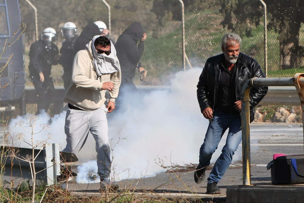 Fermierii au închis Creta. Mii de camioane au blocat insula. Protestatarii au atacat polițiștii cu pietre | FOTO - Imaginea 15