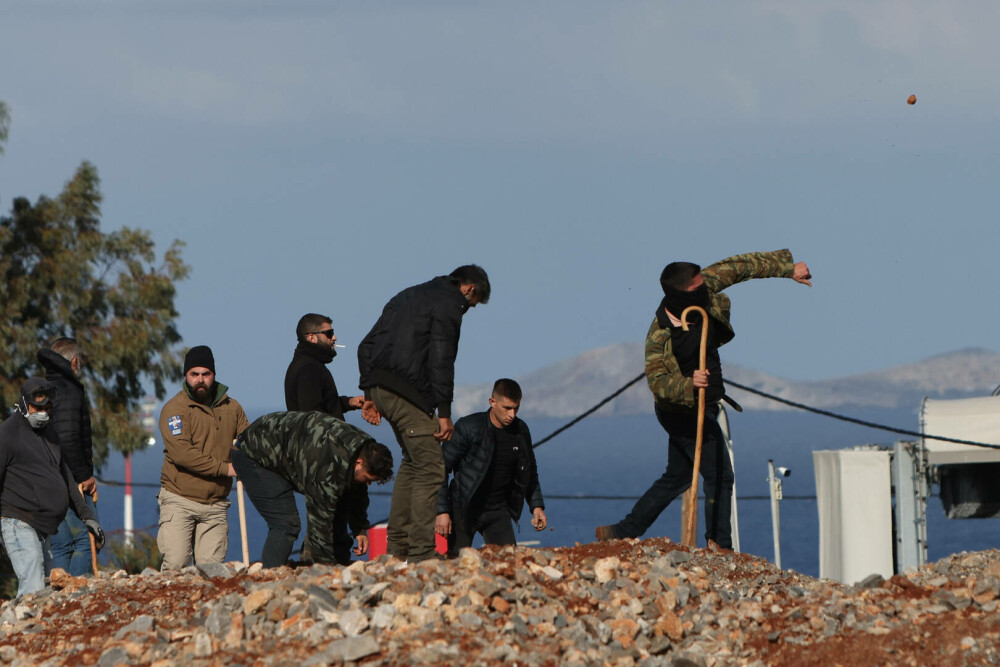 Fermierii au închis Creta. Mii de camioane au blocat insula. Protestatarii au atacat polițiștii cu pietre | FOTO - Imaginea 17