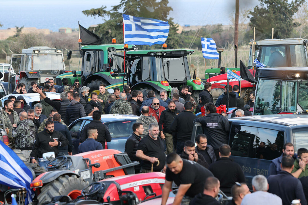 Fermierii au închis Creta. Mii de camioane au blocat insula. Protestatarii au atacat polițiștii cu pietre | FOTO - Imaginea 18