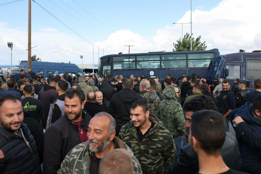 Fermierii au închis Creta. Mii de camioane au blocat insula. Protestatarii au atacat polițiștii cu pietre | FOTO - Imaginea 19