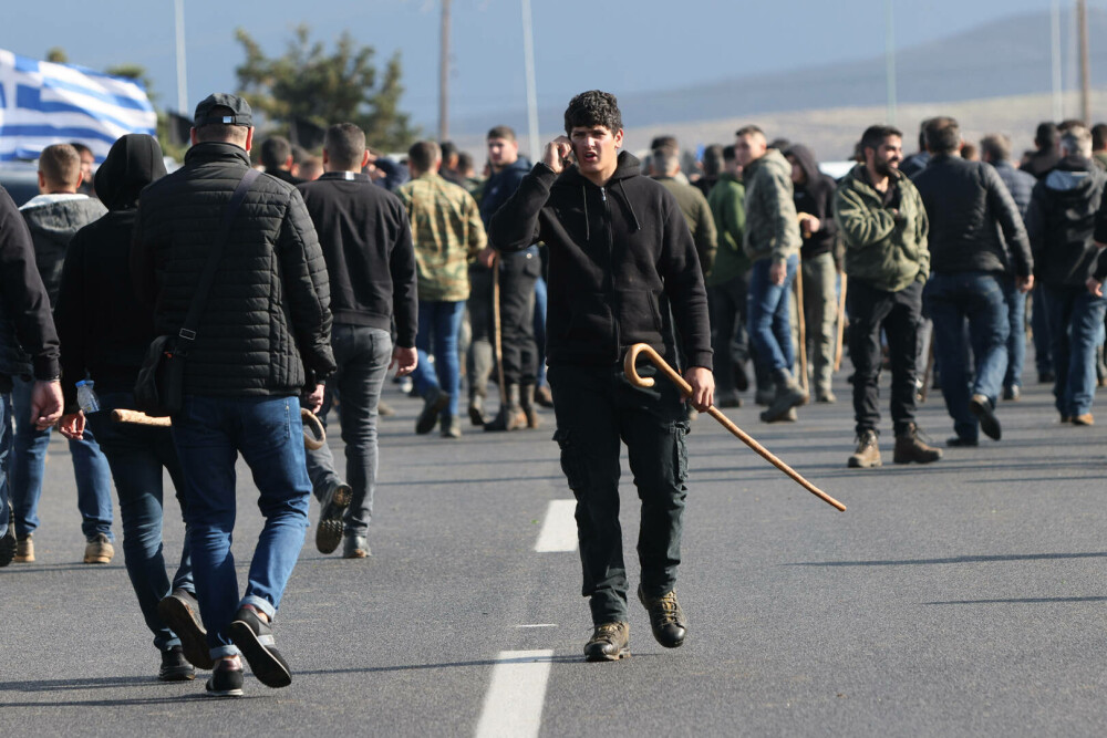 Fermierii au închis Creta. Mii de camioane au blocat insula. Protestatarii au atacat polițiștii cu pietre | FOTO - Imaginea 21
