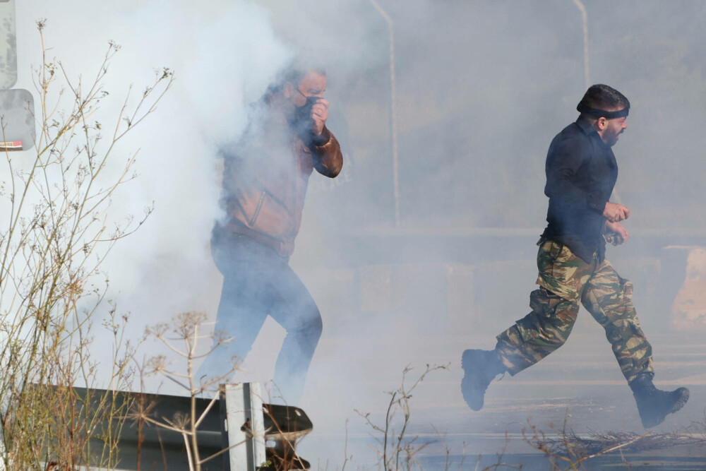 Fermierii au închis Creta. Mii de camioane au blocat insula. Protestatarii au atacat polițiștii cu pietre | FOTO - Imaginea 22