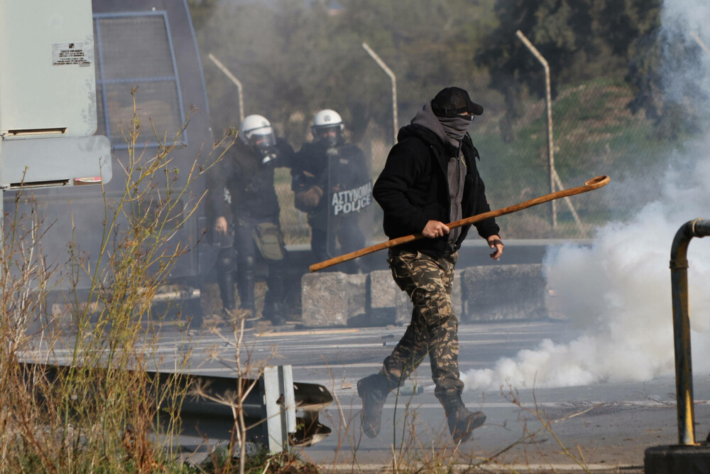 Fermierii au închis Creta. Mii de camioane au blocat insula. Protestatarii au atacat polițiștii cu pietre | FOTO - Imaginea 23