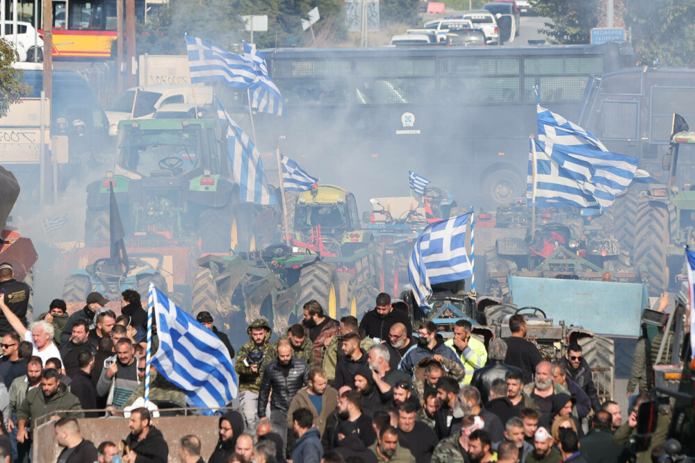 Fermierii au închis Creta. Mii de camioane au blocat insula. Protestatarii au atacat polițiștii cu pietre | FOTO - Imaginea 24