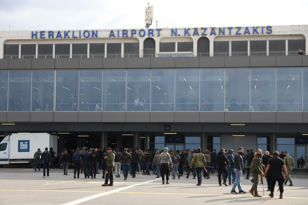 Fermierii au închis Creta. Mii de camioane au blocat insula. Protestatarii au atacat polițiștii cu pietre | FOTO - Imaginea 25