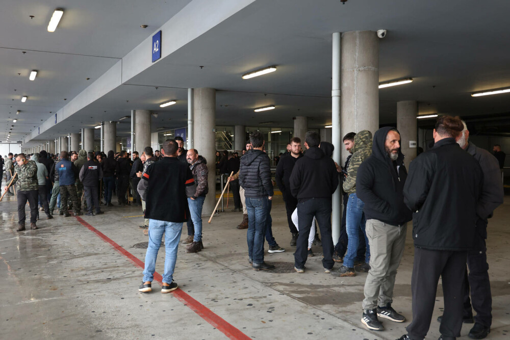 Fermierii au închis Creta. Mii de camioane au blocat insula. Protestatarii au atacat polițiștii cu pietre | FOTO - Imaginea 26