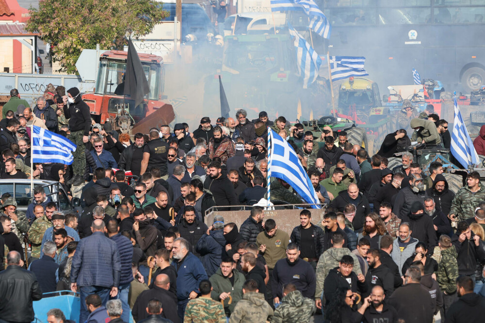Fermierii au închis Creta. Mii de camioane au blocat insula. Protestatarii au atacat polițiștii cu pietre | FOTO - Imaginea 27