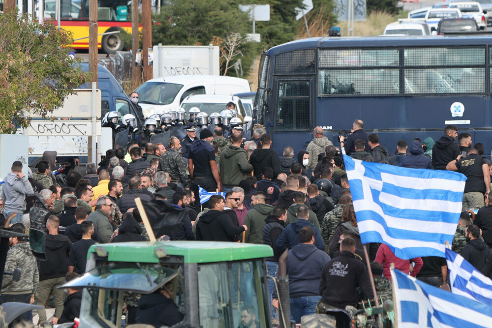Fermierii au închis Creta. Mii de camioane au blocat insula. Protestatarii au atacat polițiștii cu pietre | FOTO - Imaginea 28