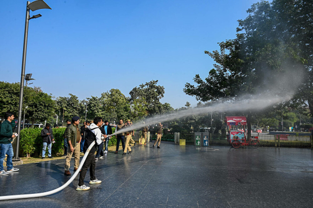 Proprietarii clubului din India unde 25 de persoane au murit într-un incendiu au fugit din țară la câteva ore după tragedie - Imaginea 2