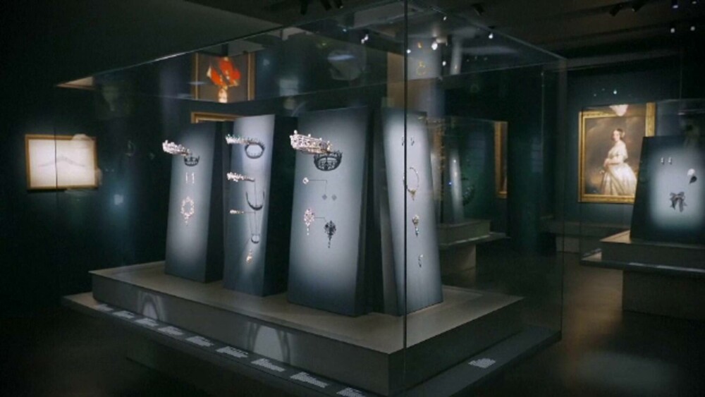 Comoară regală la Luvru. Peste o sută de coroane și tiare, expuse în condiții de securitate excepțională. FOTO - Imaginea 2