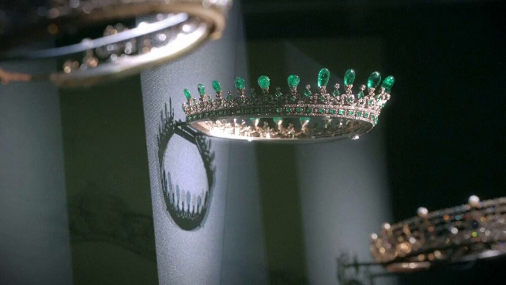 Comoară regală la Luvru. Peste o sută de coroane și tiare, expuse în condiții de securitate excepțională. FOTO - Imaginea 3