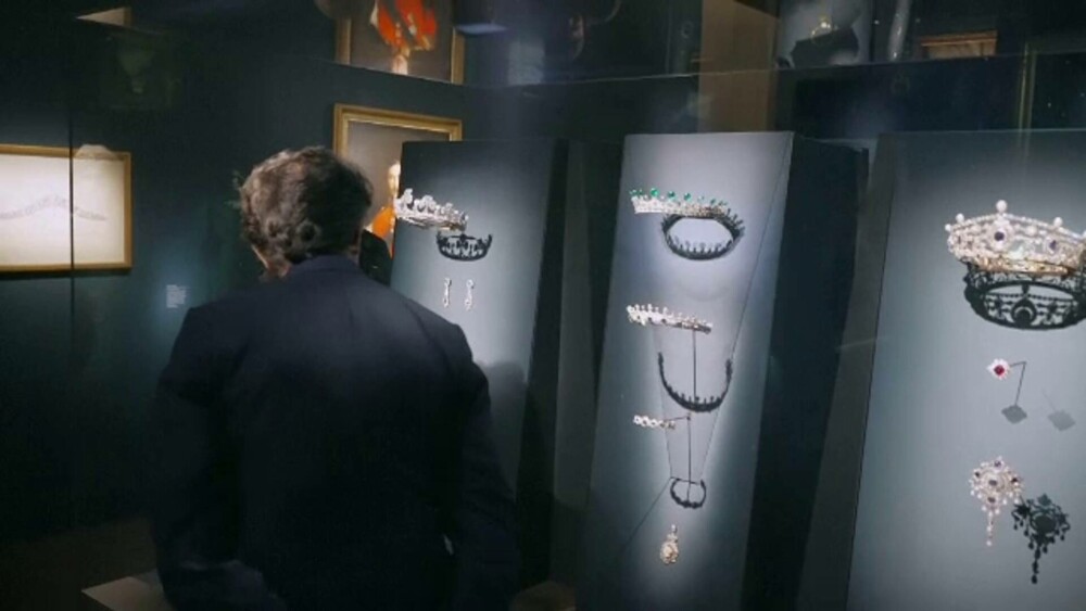 Comoară regală la Luvru. Peste o sută de coroane și tiare, expuse în condiții de securitate excepțională. FOTO - Imaginea 4