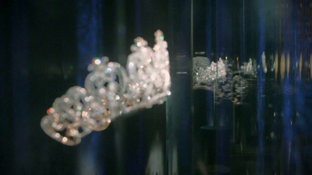 Comoară regală la Luvru. Peste o sută de coroane și tiare, expuse în condiții de securitate excepțională. FOTO - Imaginea 5