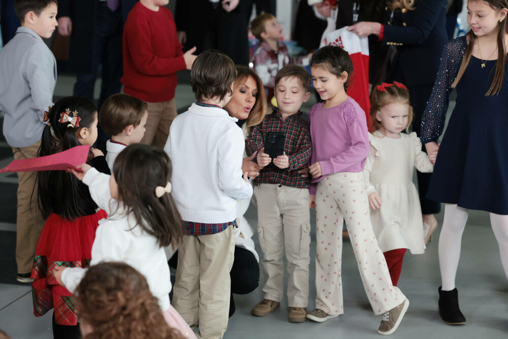 Melania Trump, apariție festivă alături de Moș Crăciun, la un eveniment caritabil. GALERIE FOTO - Imaginea 1