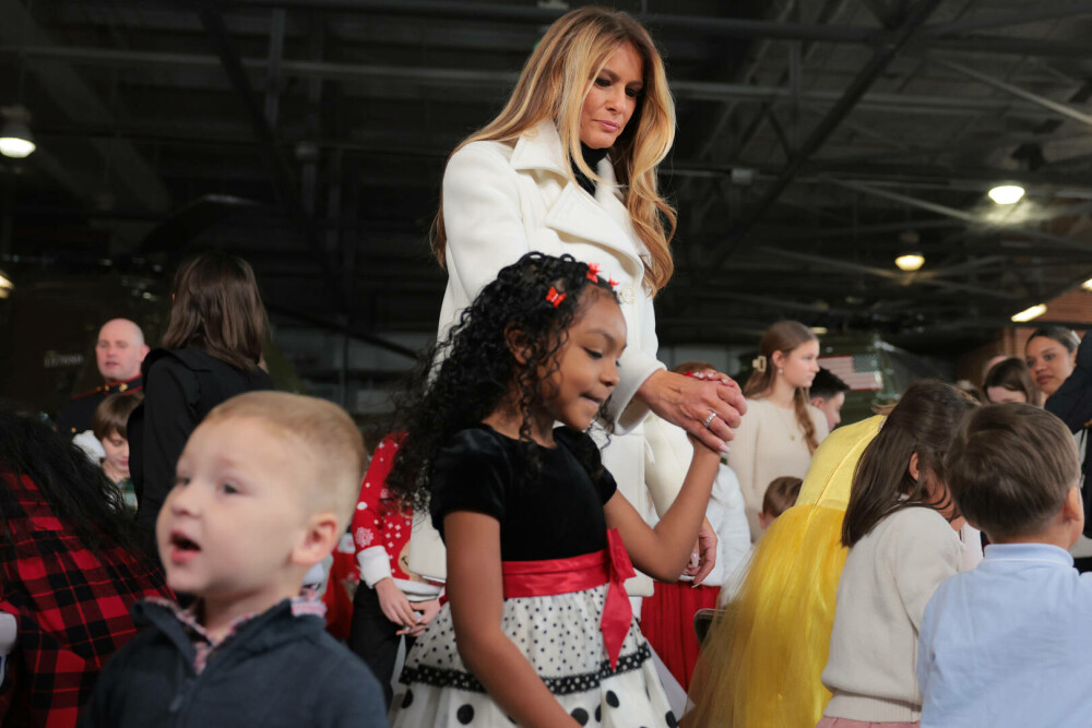 Melania Trump, apariție festivă alături de Moș Crăciun, la un eveniment caritabil. GALERIE FOTO - Imaginea 2