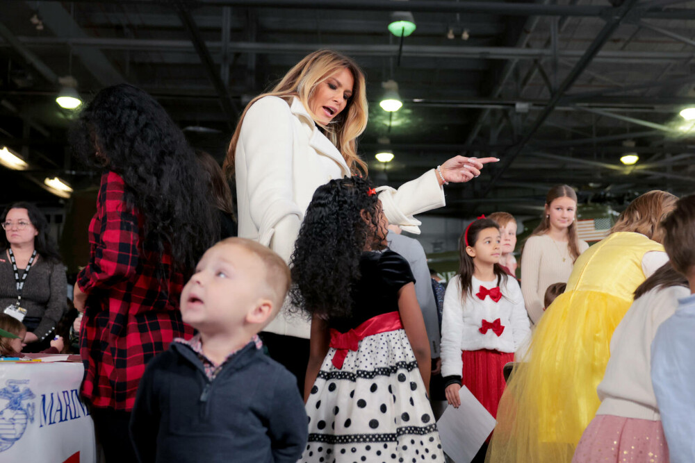Melania Trump, apariție festivă alături de Moș Crăciun, la un eveniment caritabil. GALERIE FOTO - Imaginea 3