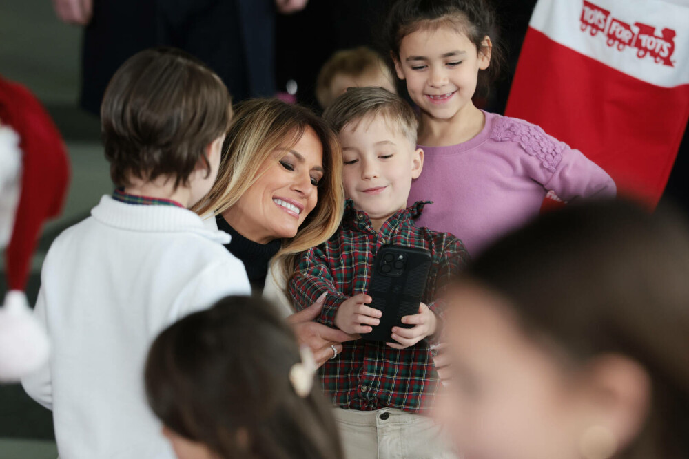 Melania Trump, apariție festivă alături de Moș Crăciun, la un eveniment caritabil. GALERIE FOTO - Imaginea 5