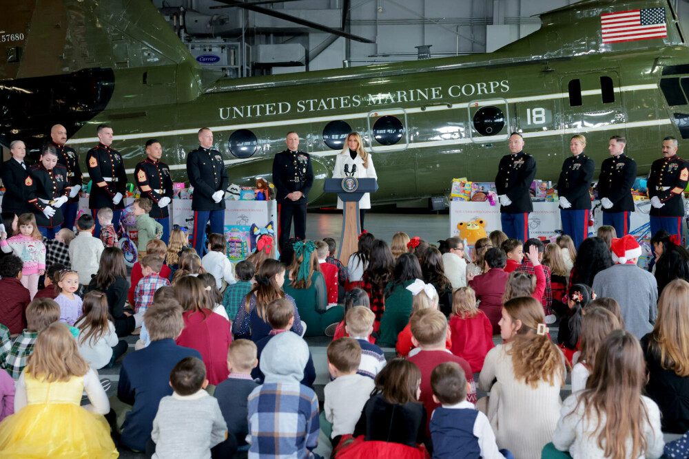 Melania Trump, apariție festivă alături de Moș Crăciun, la un eveniment caritabil. GALERIE FOTO - Imaginea 6
