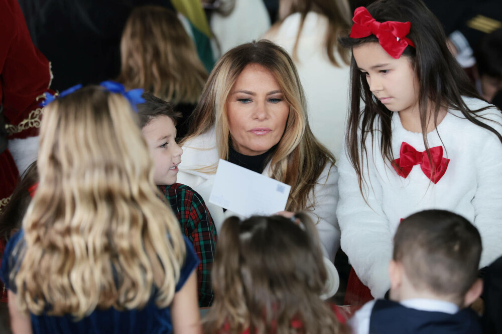 Melania Trump, apariție festivă alături de Moș Crăciun, la un eveniment caritabil. GALERIE FOTO - Imaginea 7
