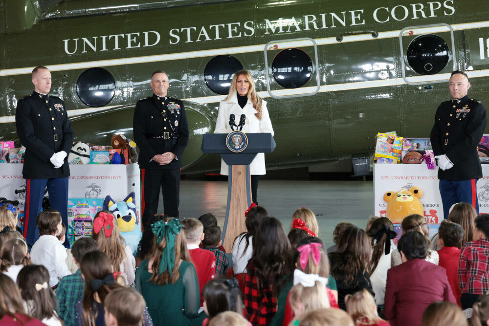 Melania Trump, apariție festivă alături de Moș Crăciun, la un eveniment caritabil. GALERIE FOTO - Imaginea 8
