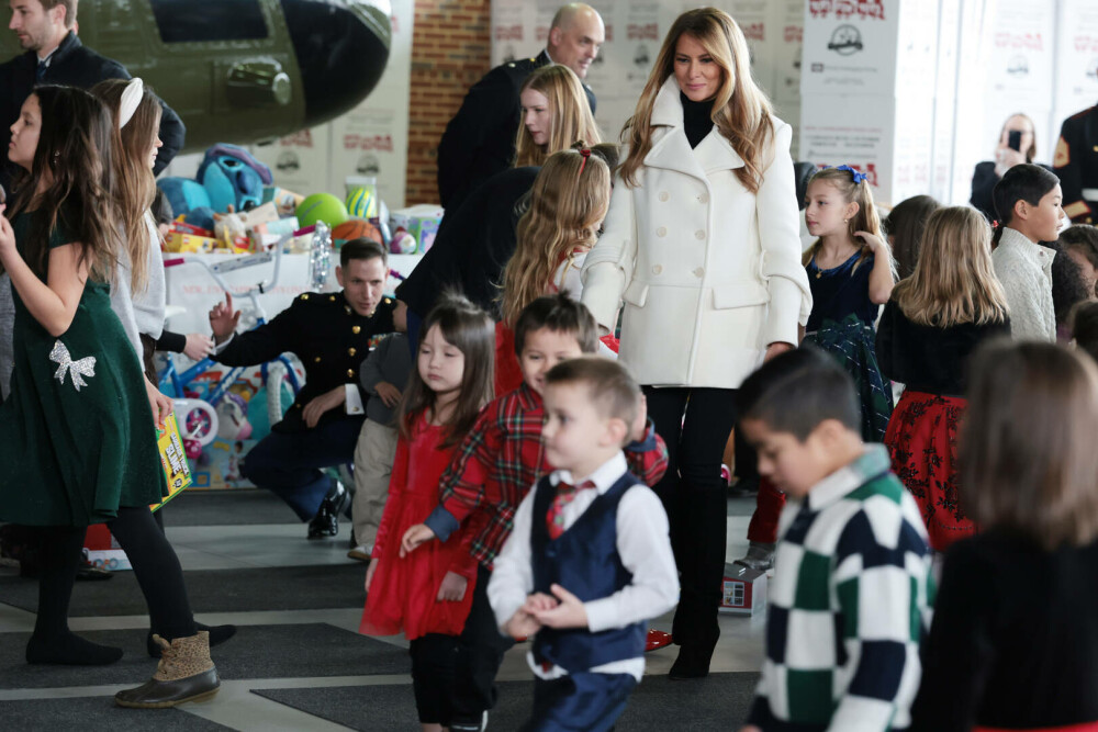 Melania Trump, apariție festivă alături de Moș Crăciun, la un eveniment caritabil. GALERIE FOTO - Imaginea 10