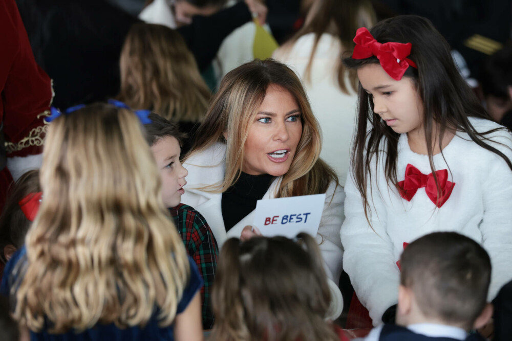 Melania Trump, apariție festivă alături de Moș Crăciun, la un eveniment caritabil. GALERIE FOTO - Imaginea 11
