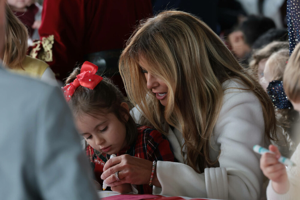 Melania Trump, apariție festivă alături de Moș Crăciun, la un eveniment caritabil. GALERIE FOTO - Imaginea 12