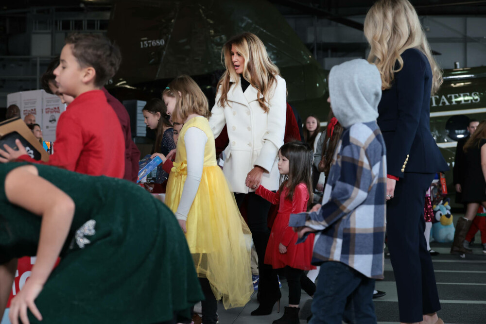 Melania Trump, apariție festivă alături de Moș Crăciun, la un eveniment caritabil. GALERIE FOTO - Imaginea 13