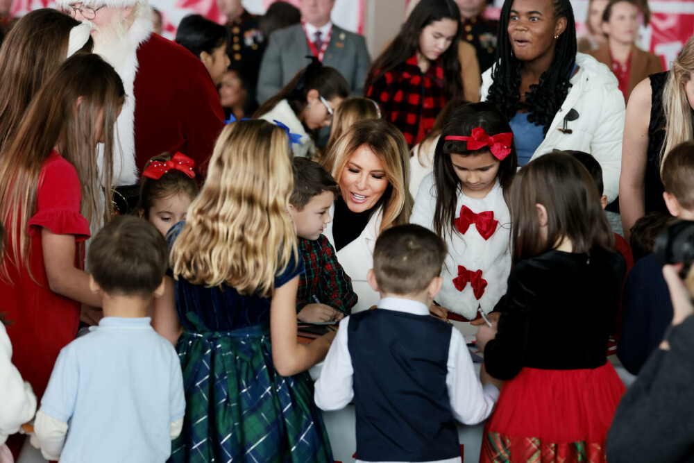 Melania Trump, apariție festivă alături de Moș Crăciun, la un eveniment caritabil. GALERIE FOTO - Imaginea 14