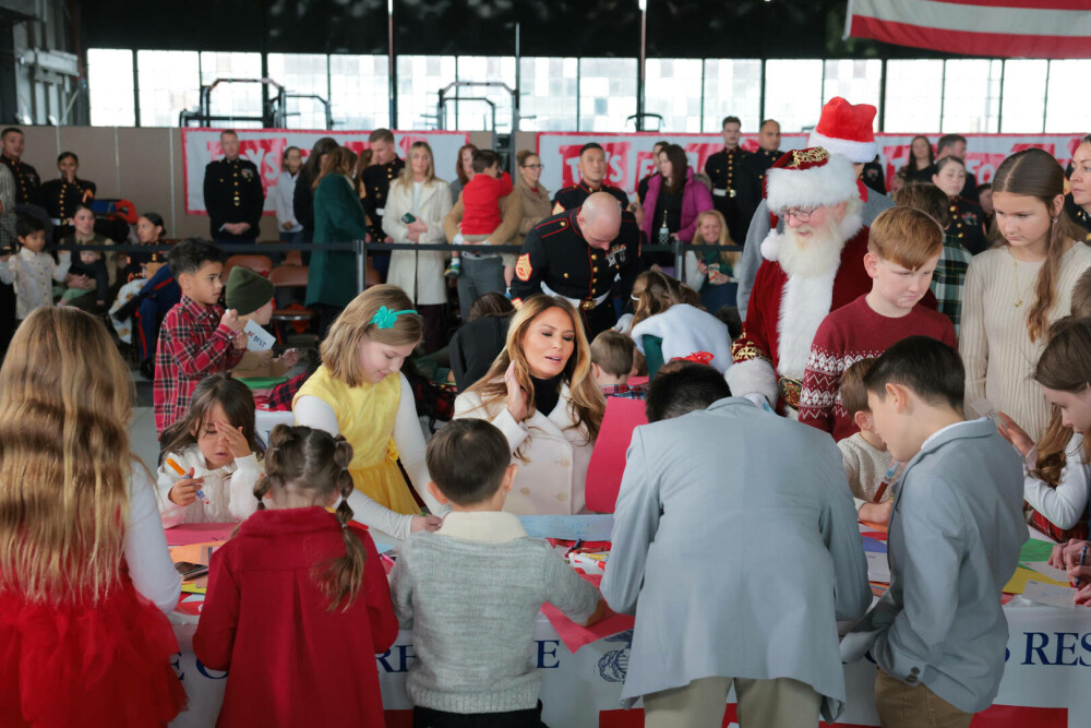 Melania Trump, apariție festivă alături de Moș Crăciun, la un eveniment caritabil. GALERIE FOTO - Imaginea 15