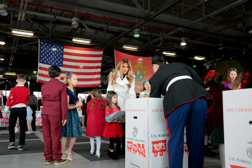 Melania Trump, apariție festivă alături de Moș Crăciun, la un eveniment caritabil. GALERIE FOTO - Imaginea 16