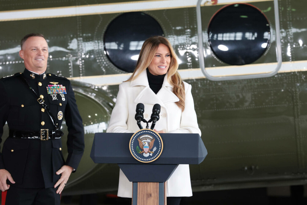 Melania Trump, apariție festivă alături de Moș Crăciun, la un eveniment caritabil. GALERIE FOTO - Imaginea 17