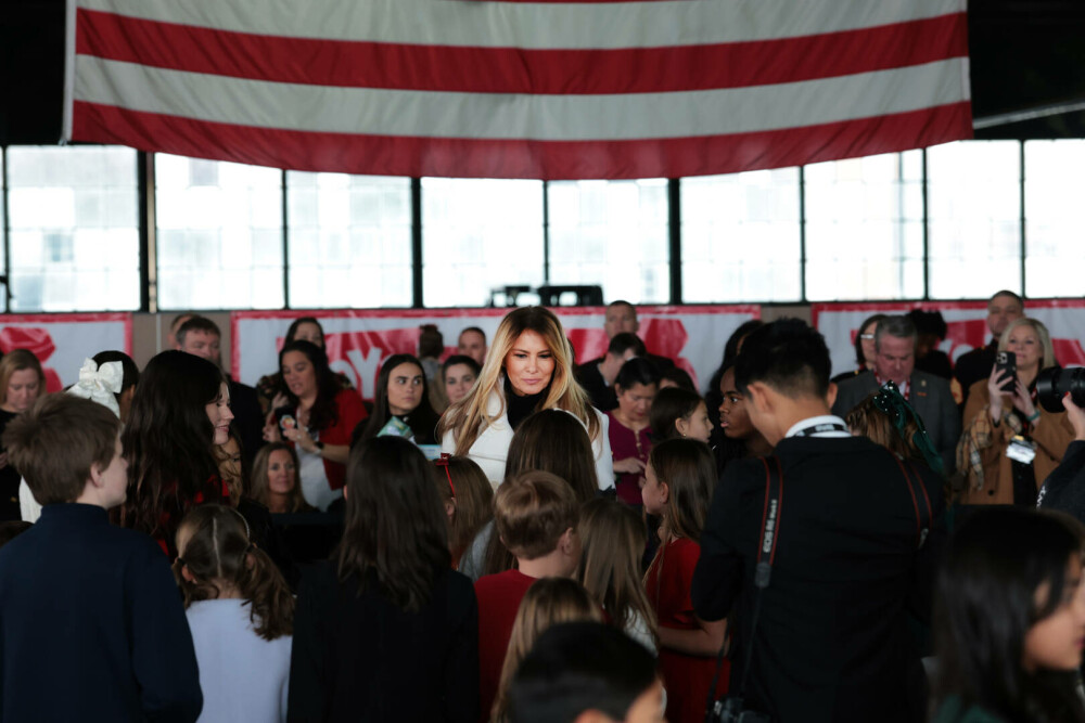 Melania Trump, apariție festivă alături de Moș Crăciun, la un eveniment caritabil. GALERIE FOTO - Imaginea 18